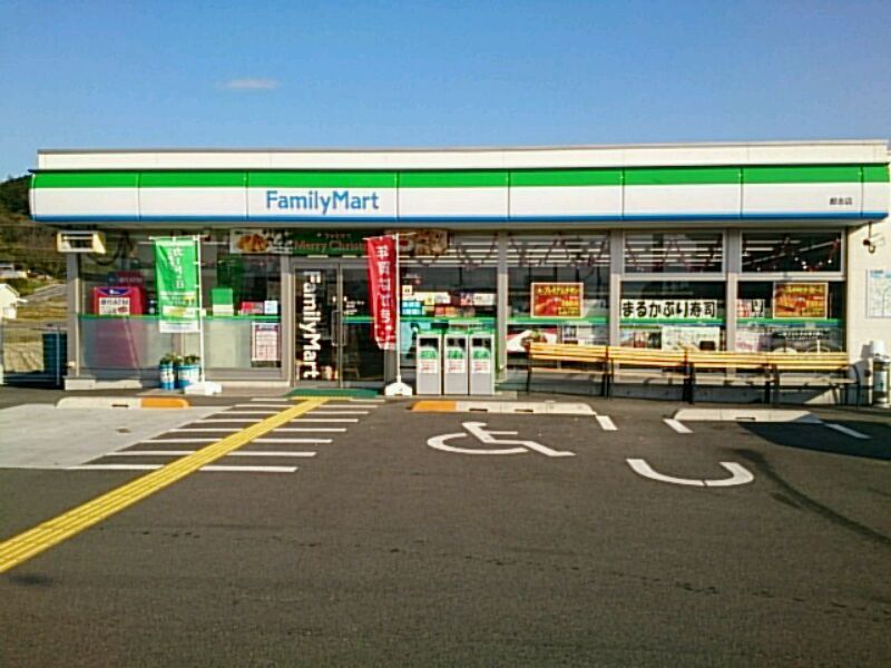 <p>ファミリーマート都志店（徒歩３分）</p>
