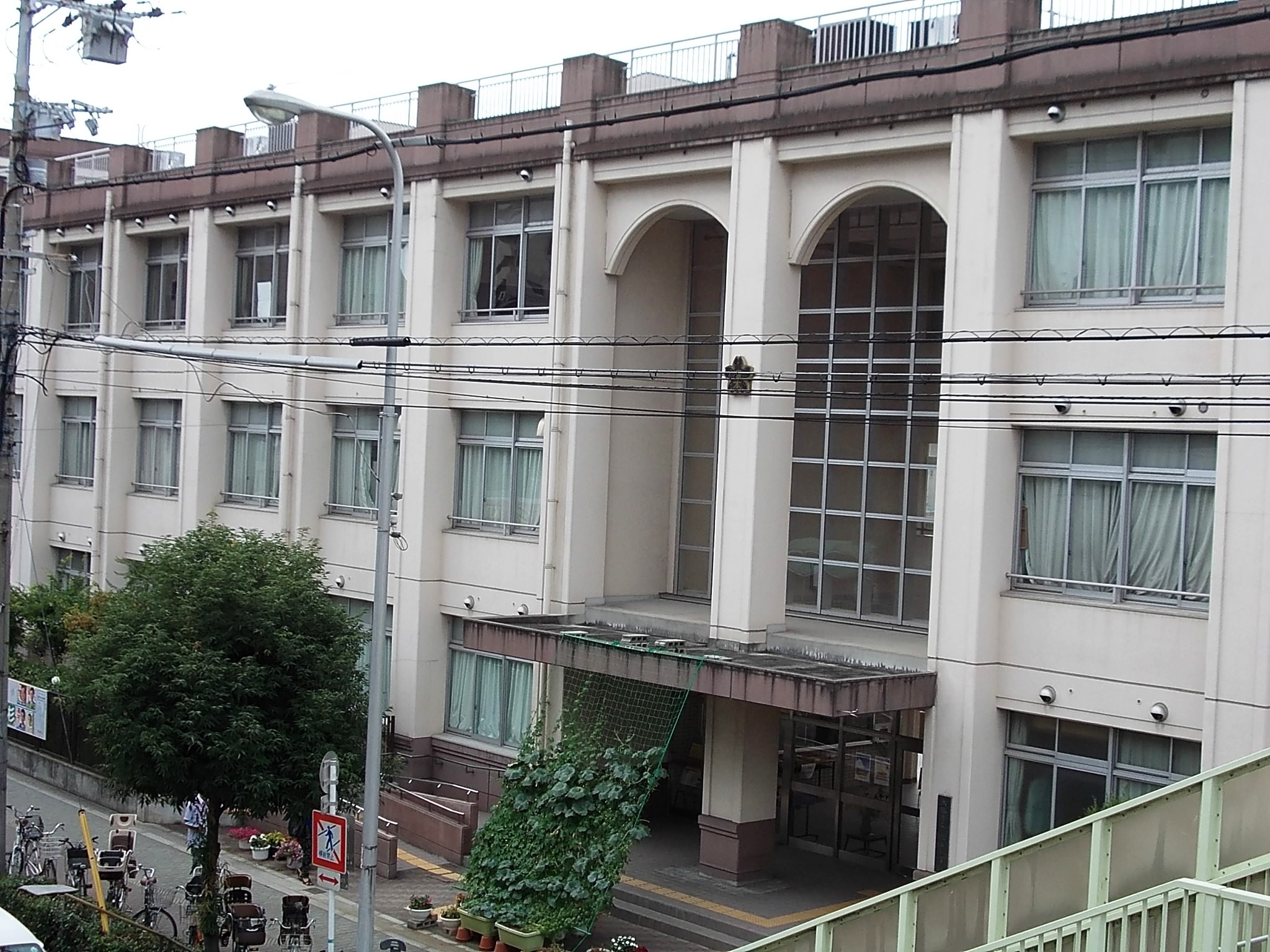 <p>大阪市立「新北野中学校」まで約800m(徒歩10分)</p>